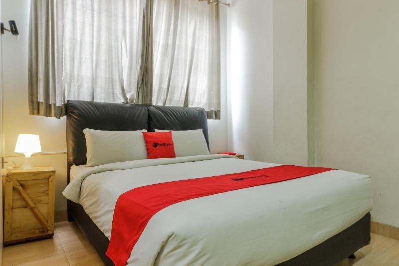 Hotel Reddoorz Near Lokasari Square 2