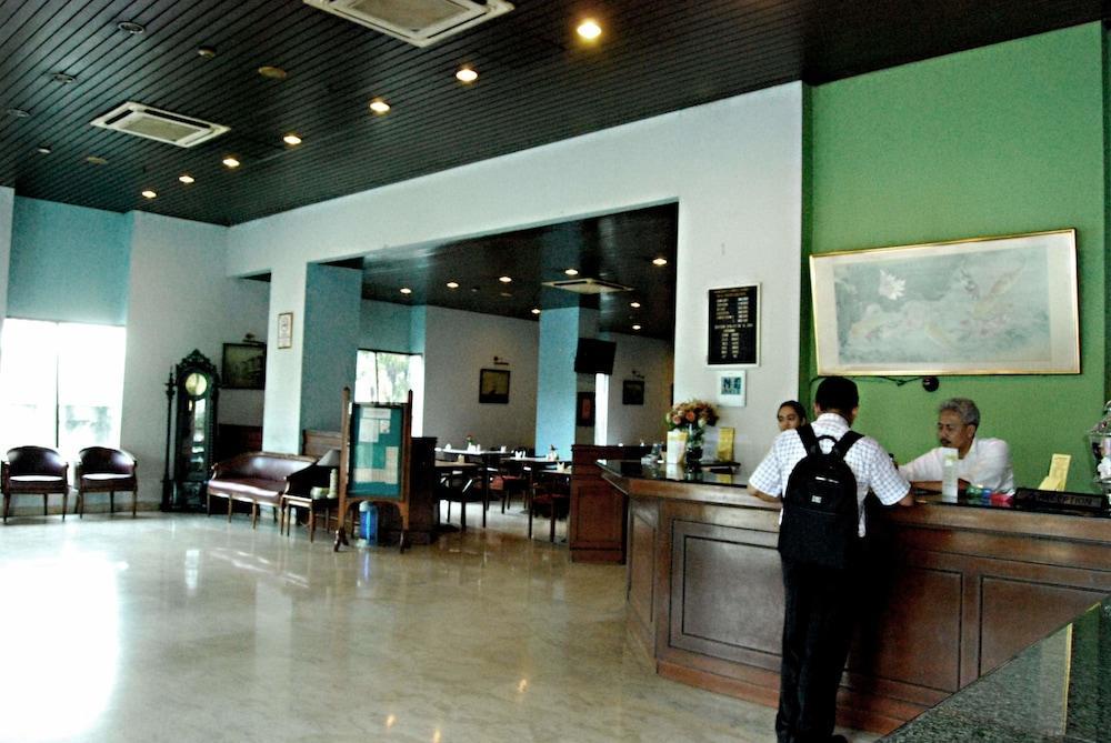 Super Oyo Townhouse 1 Salemba Jakarta