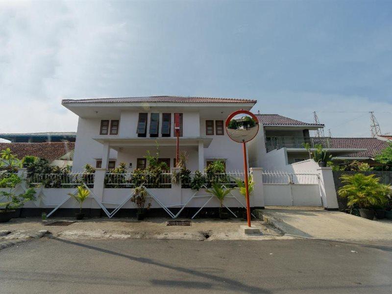 Reddoorz Syariah Near Pgc Cililitan