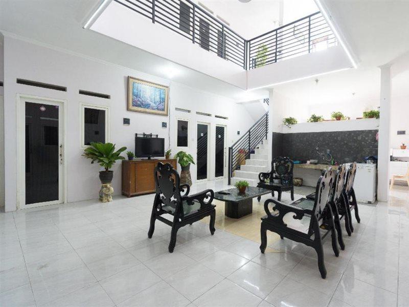 Reddoorz Syariah Near Pgc Cililitan Khách sạn