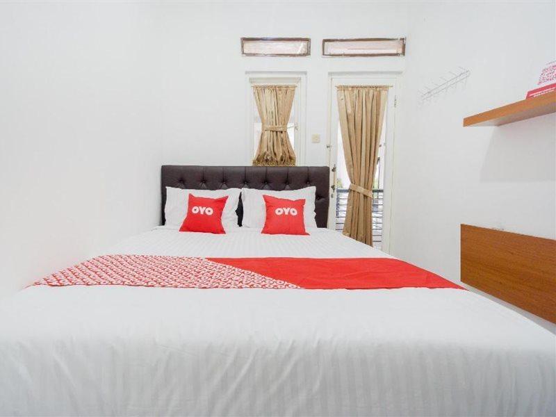Reddoorz Syariah Near Pgc Cililitan 2* Jakarta