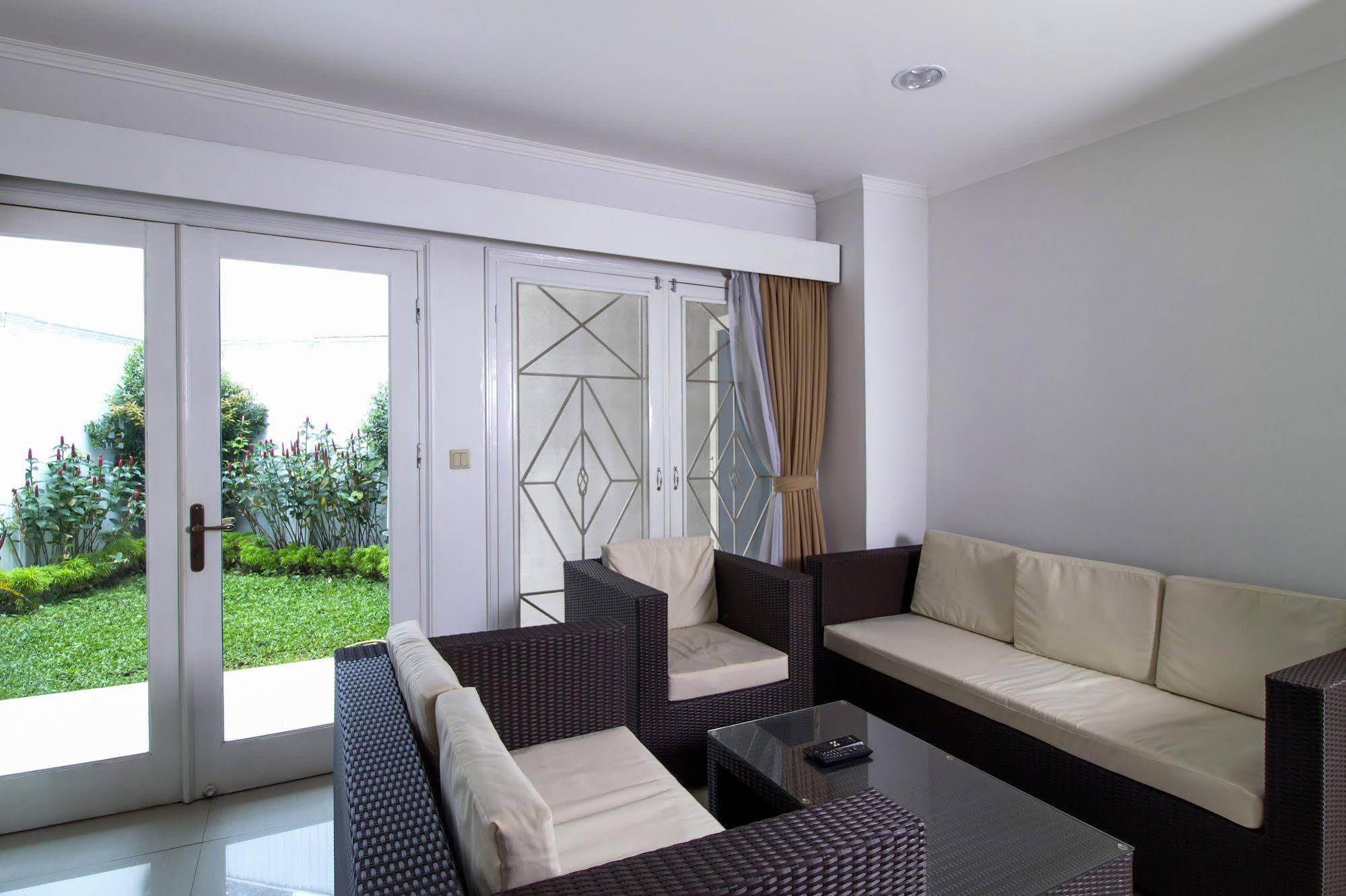 Guest house Reddoorz @ Tendean