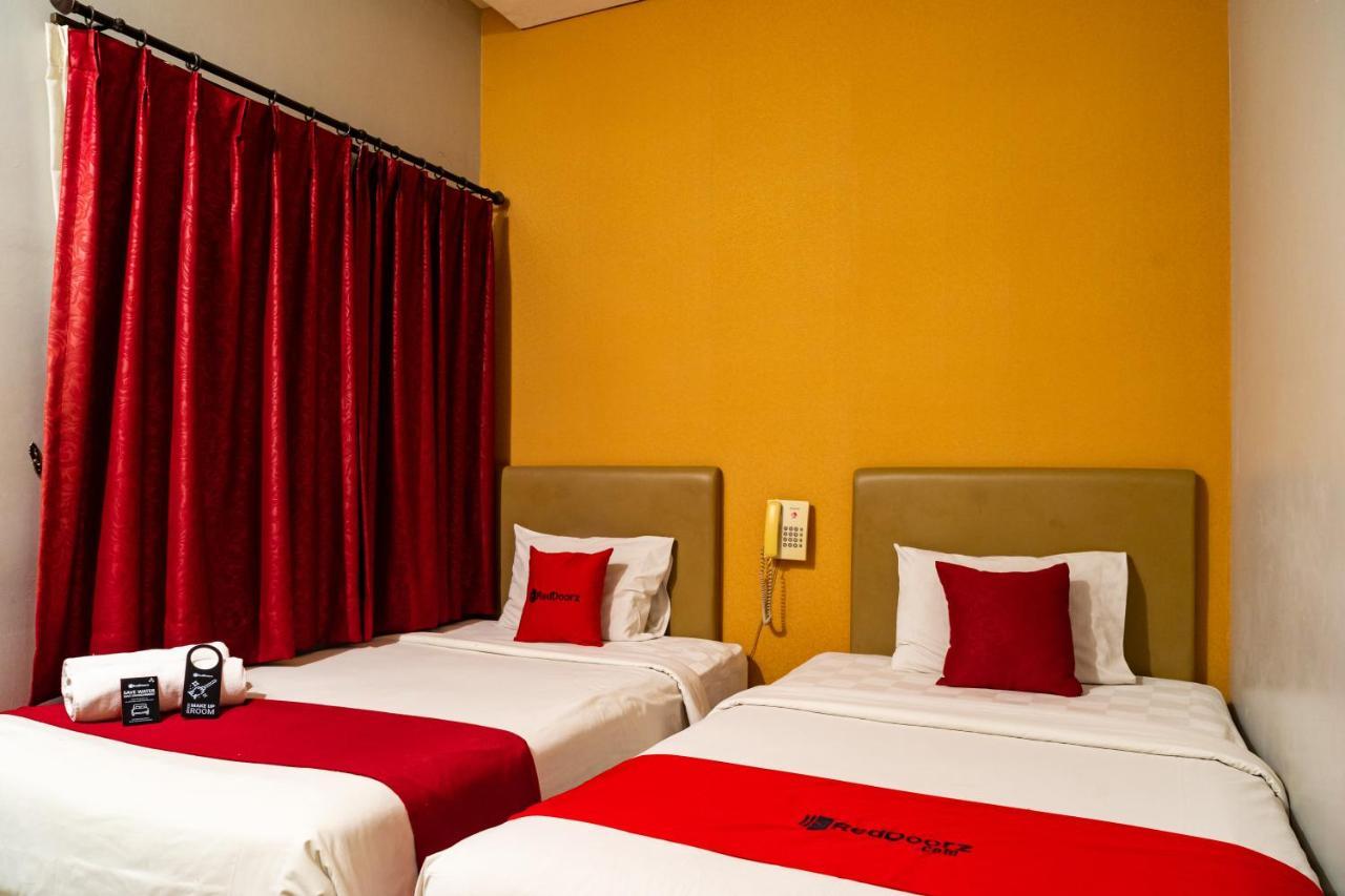 Hotel Reddoorz Near Blok M Square 3*