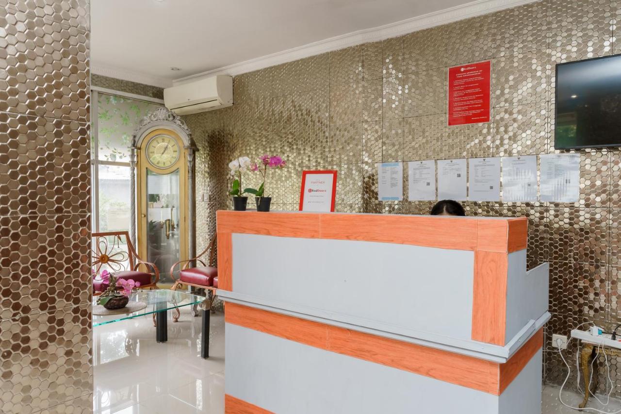 Reddoorz Syariah Near Universitas Borobudur Hotel