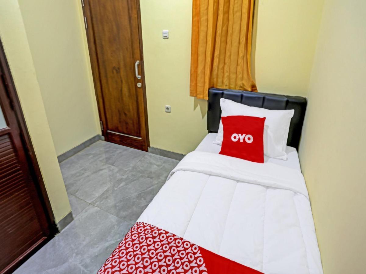 Oyo 90106 Tanah Abang Hotel 2*