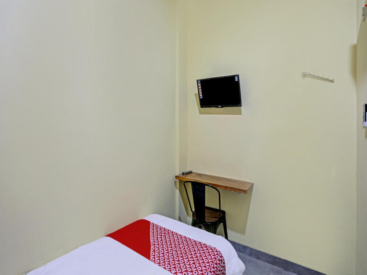 Oyo 90106 Tanah Abang Hotel