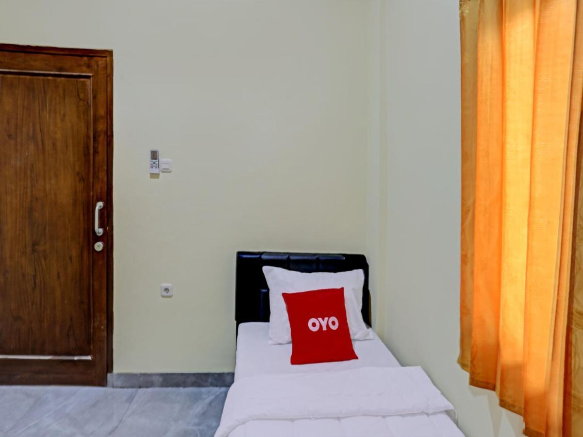 Oyo 90106 Tanah Abang Hotel 2*