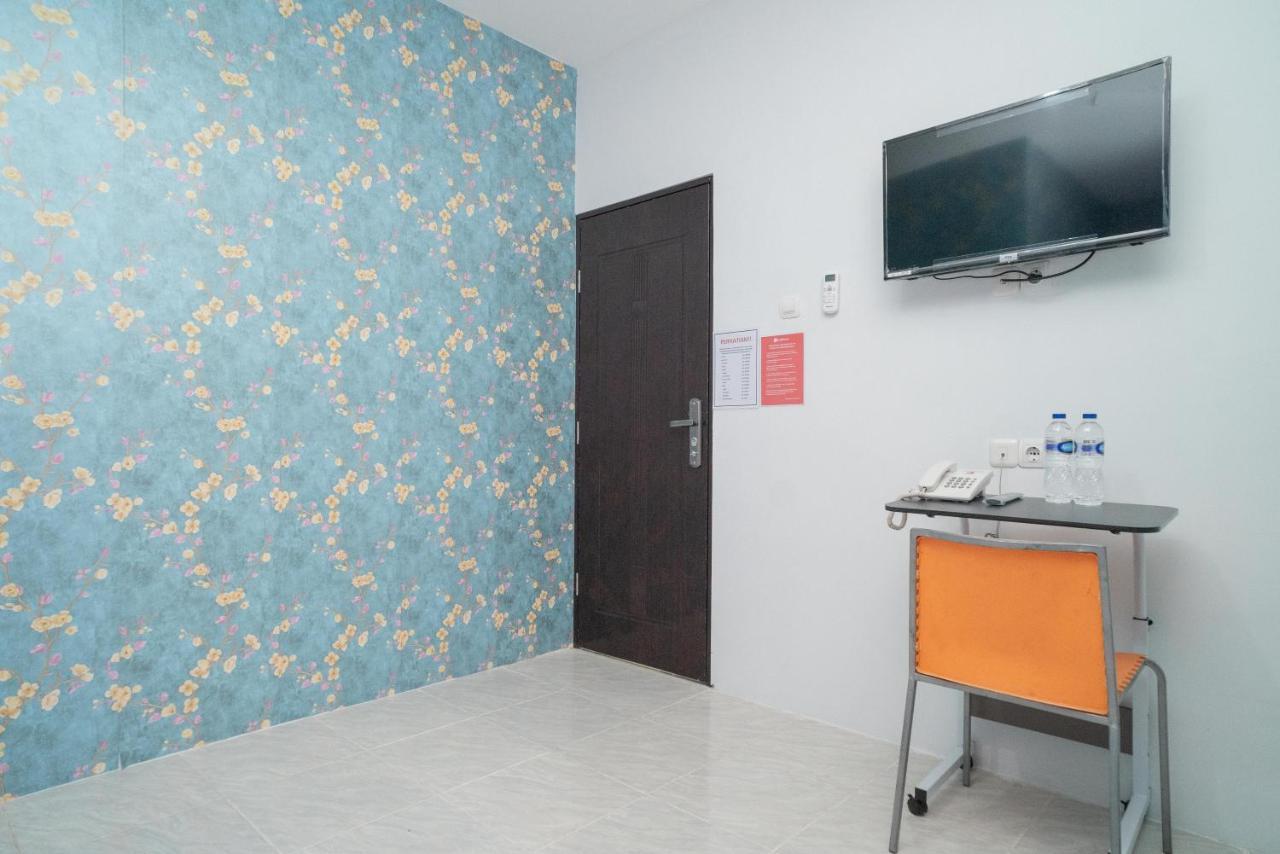 Reddoorz Near Itc Cempaka Mas 2 Hotel