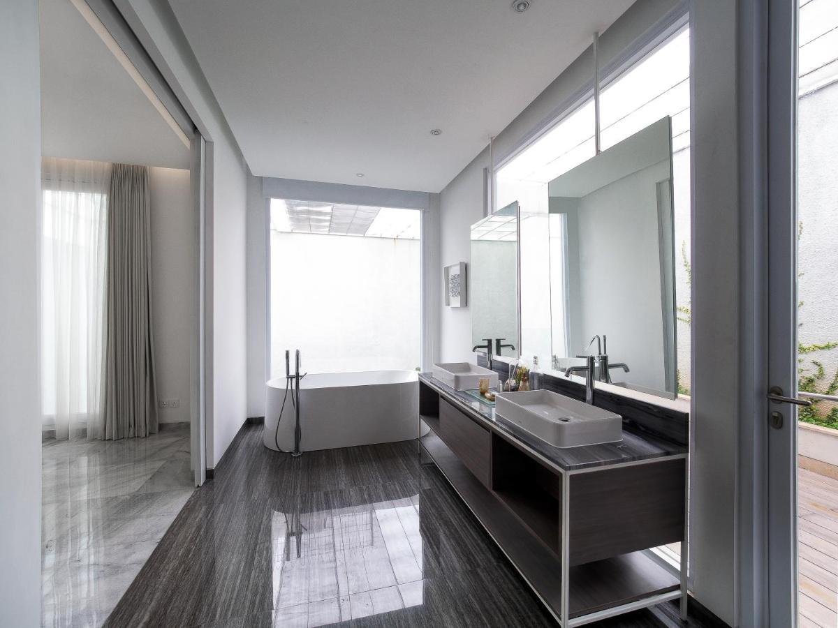 Luxury 4-Bedroom West Jakarta House - Villa 48 *