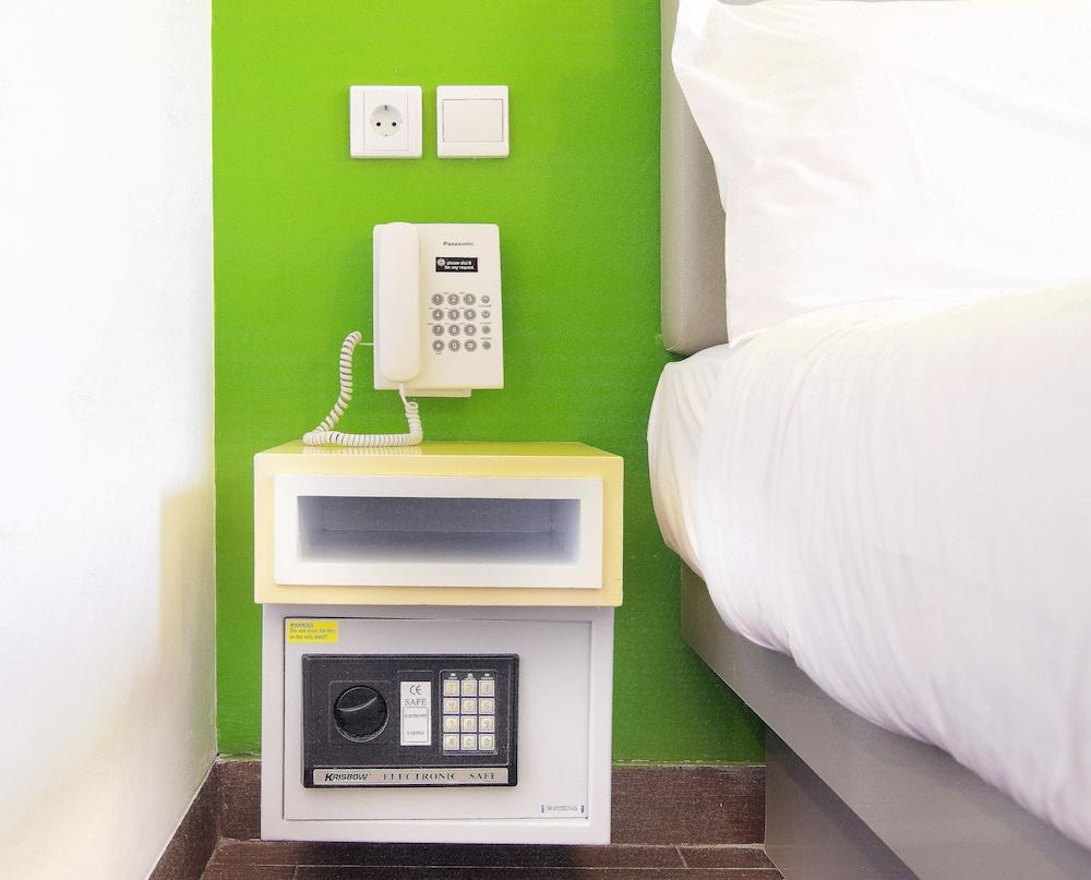 Amaris Fachrudin - Tanah Abang Hotel