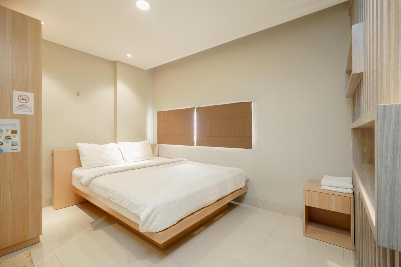 Apple Near Sarinah Mitra Reddoorz Jakarta