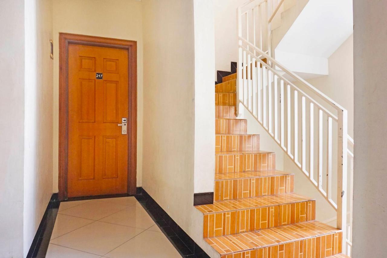 Collection O 91380 Golden Mansion