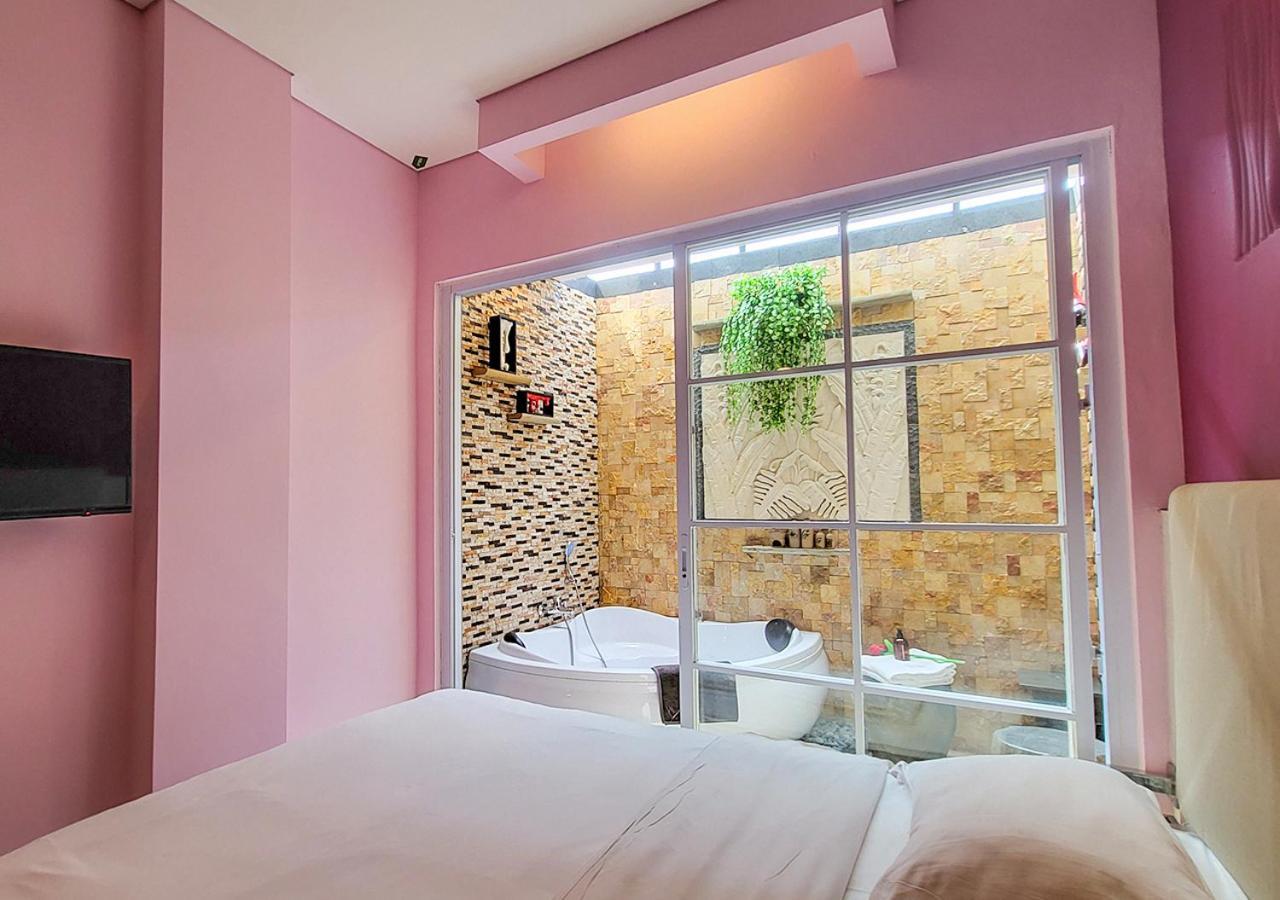 Khách sạn Verse Lite Gajah Mada 2*