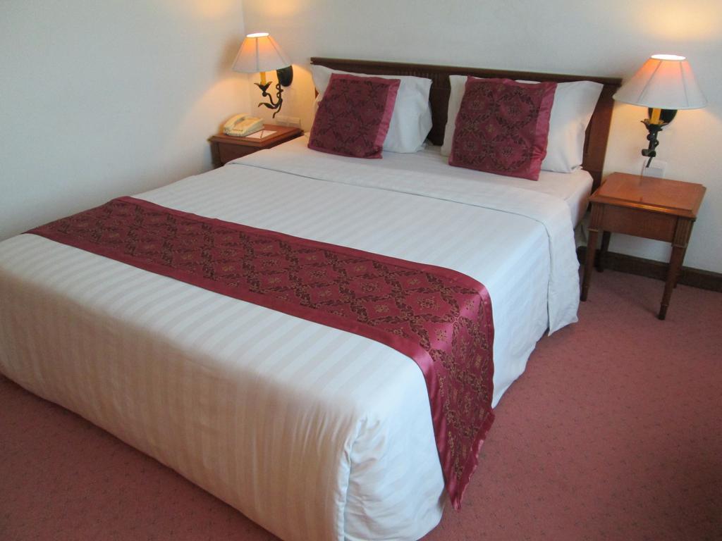 Twin Plaza Hotel 4*