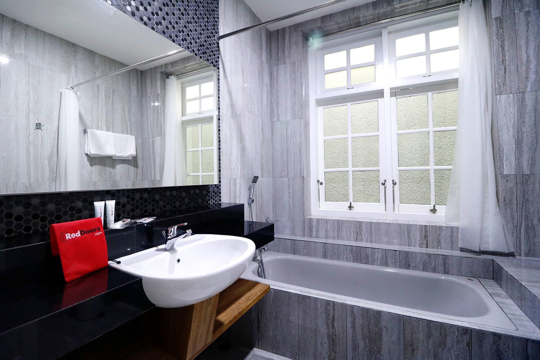Reddoorz Premium Near Rs Indah Jakarta