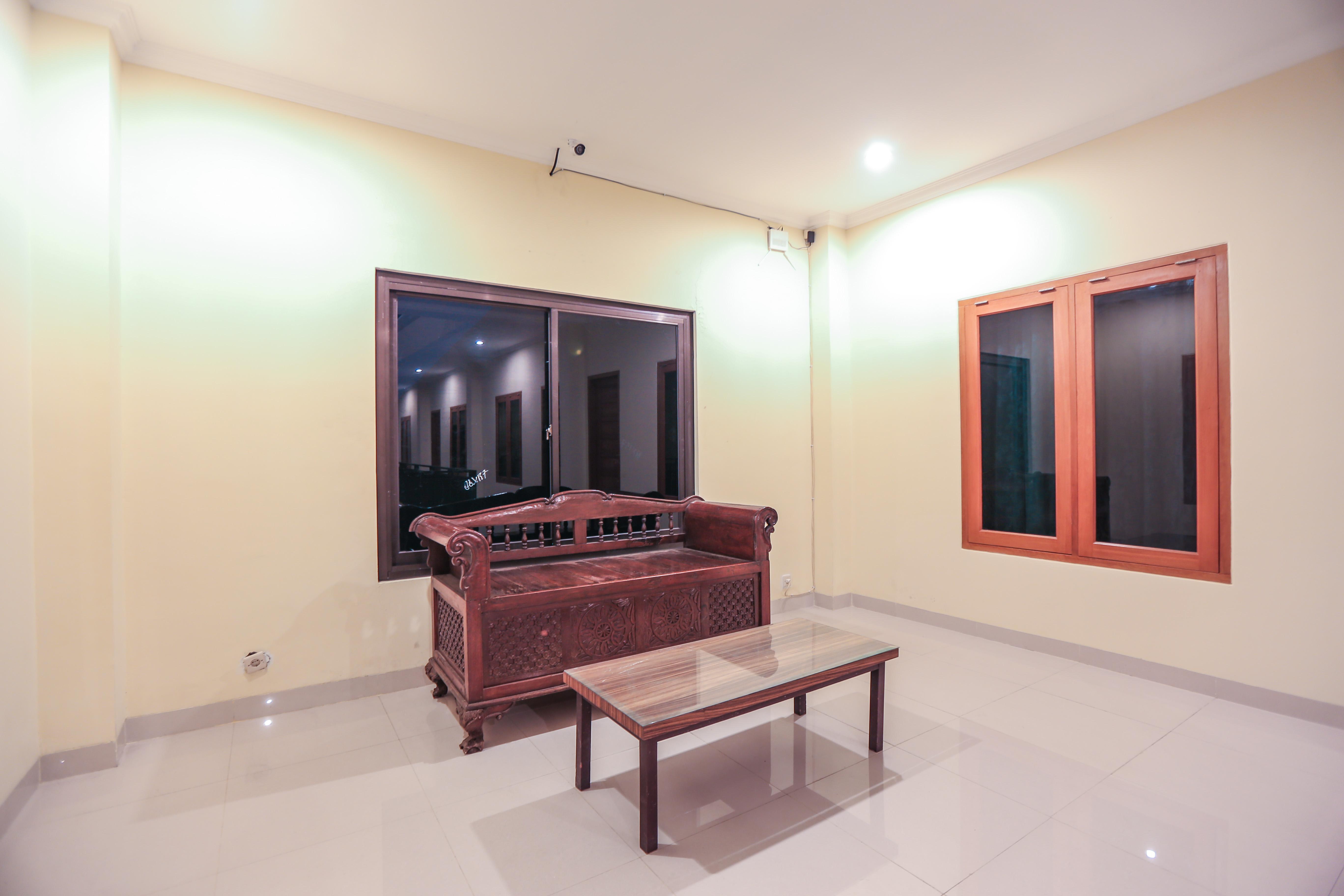Oyo 133 Griya Ciaji Hotel Jakarta