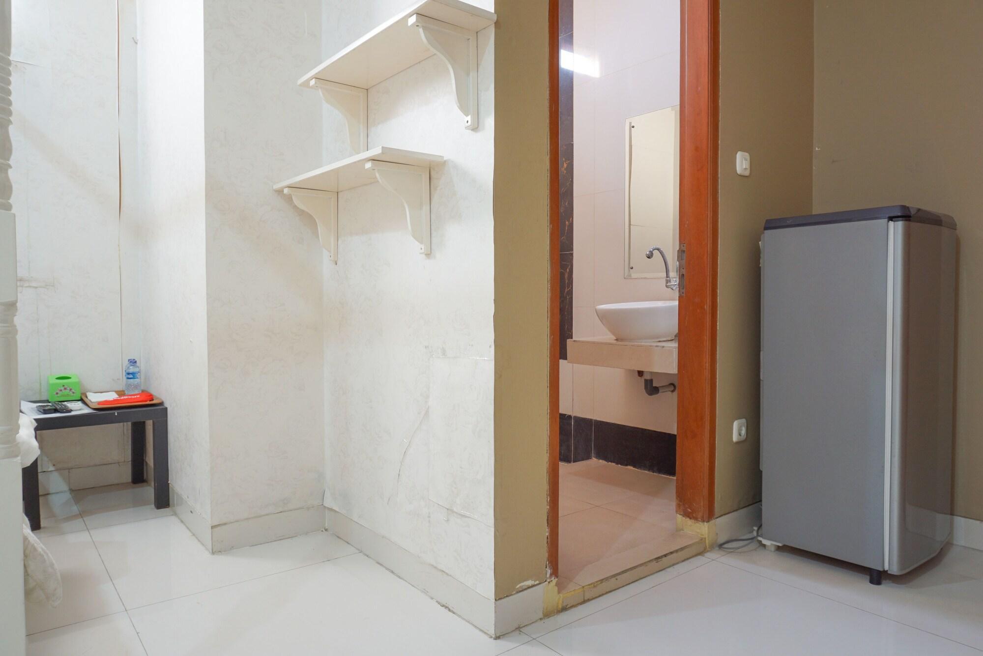 Guest house Reddoorz Near Kemang Square
