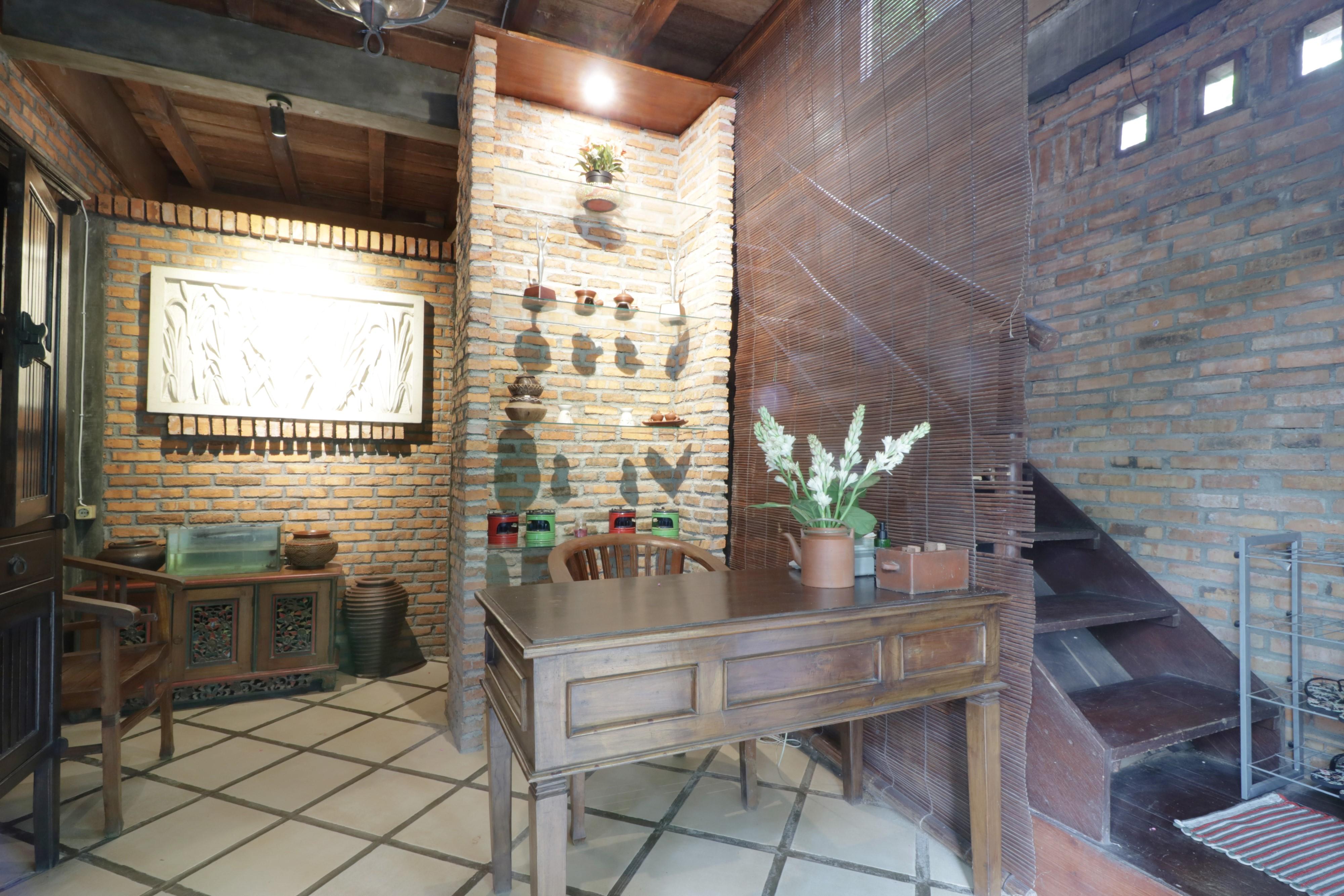 Gasthof Nila House, Sharia Family