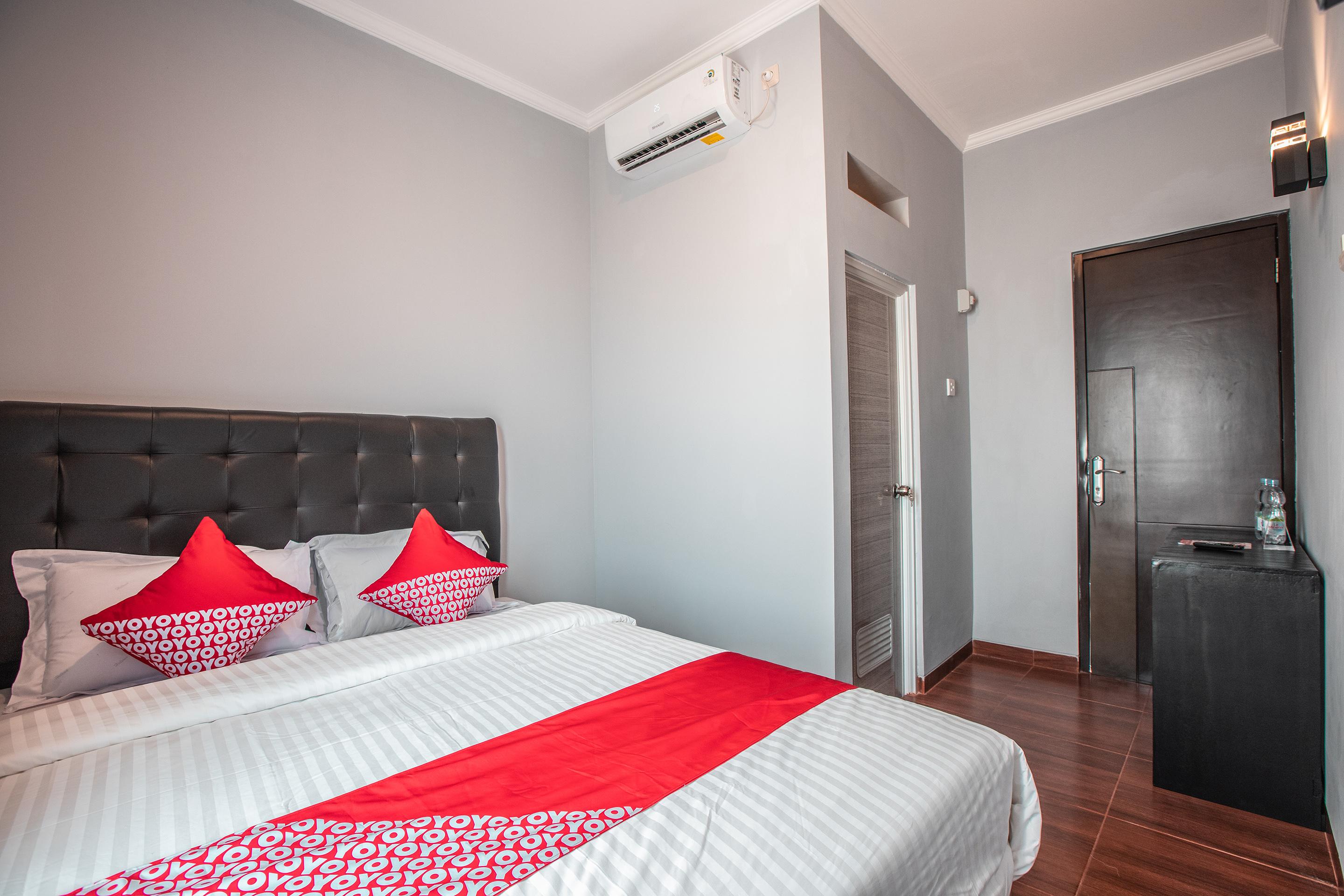 Urbanview Arafuru Duren Sawit Hotel 3*