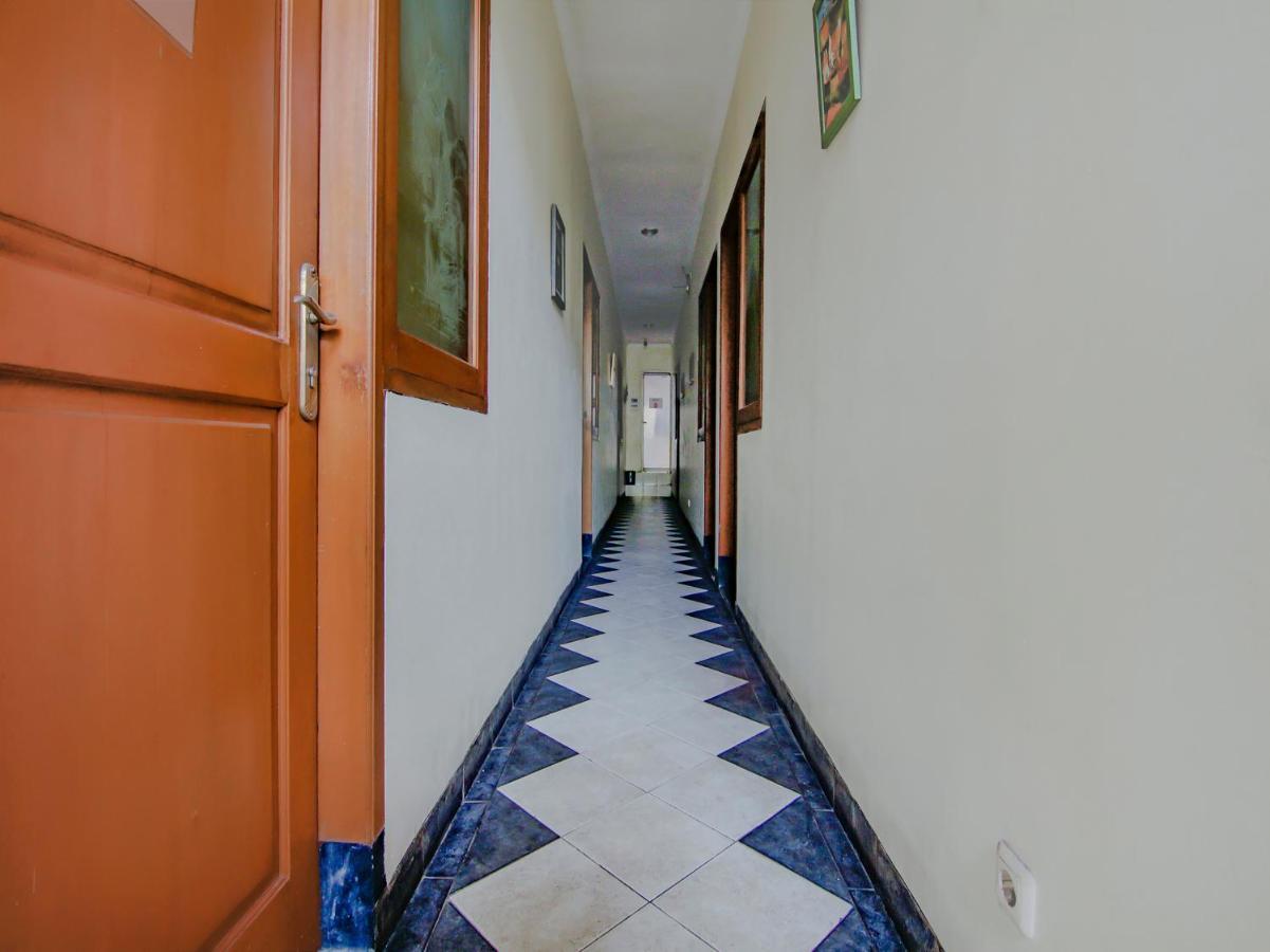 Oyo 90094 Gayatri Hotel Jakarta