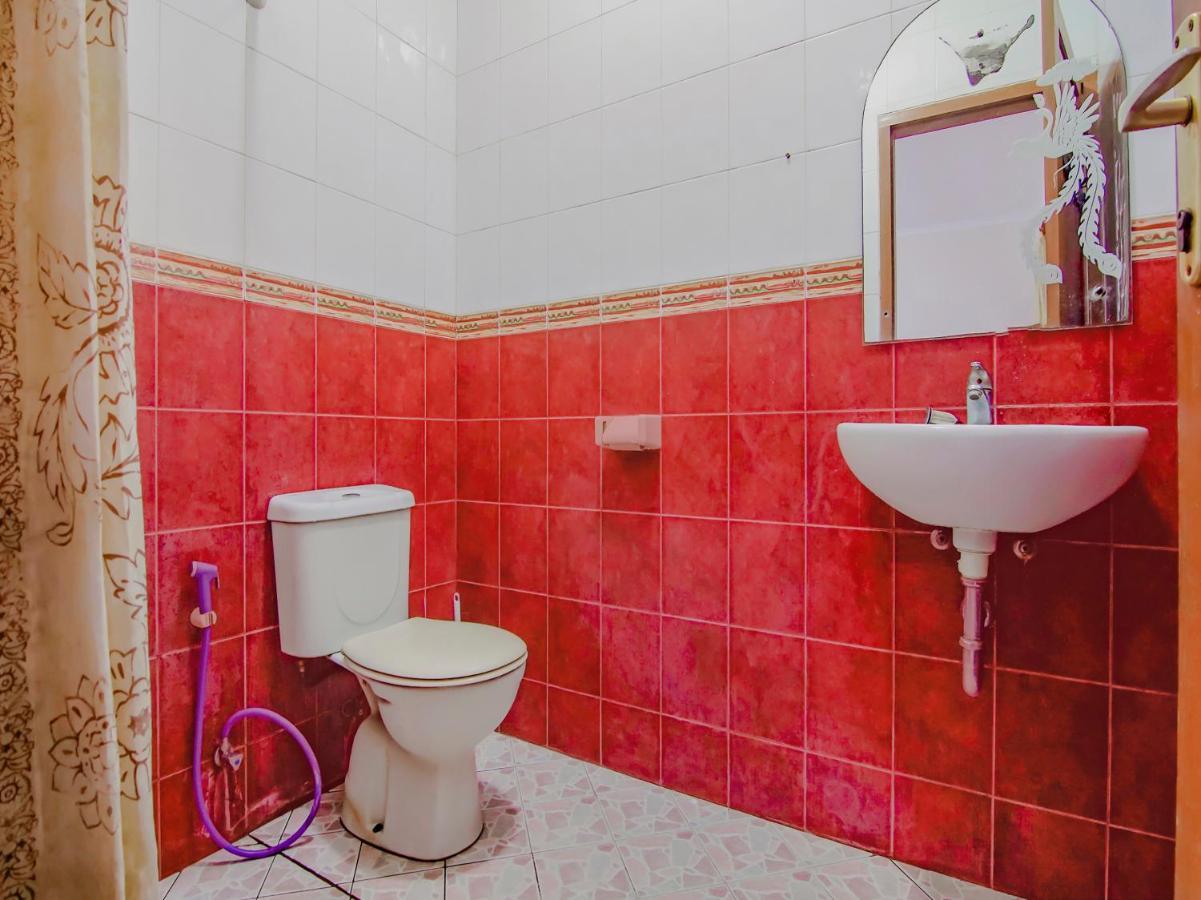 Oyo 90094 Gayatri Hotel Jakarta