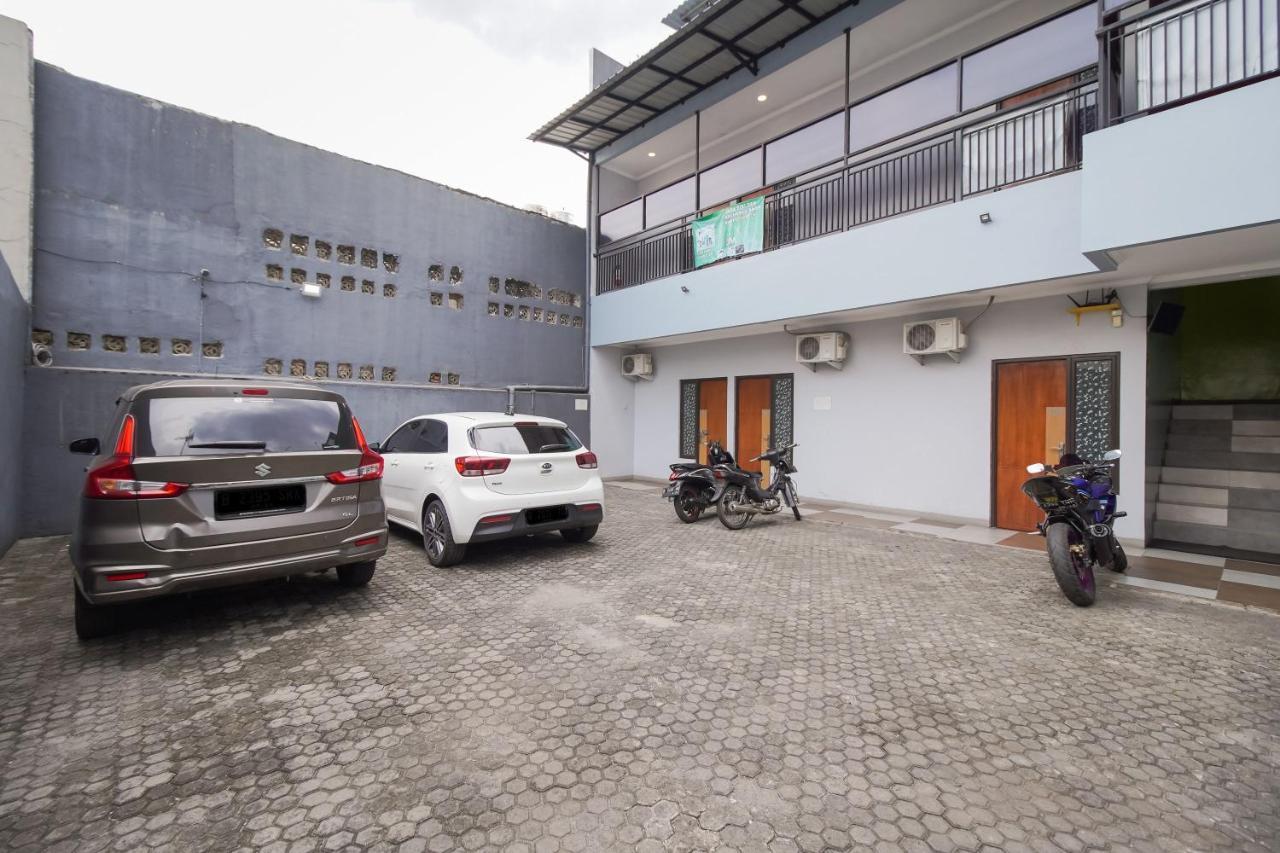 Urbanview Arafuru Duren Sawit Hotel