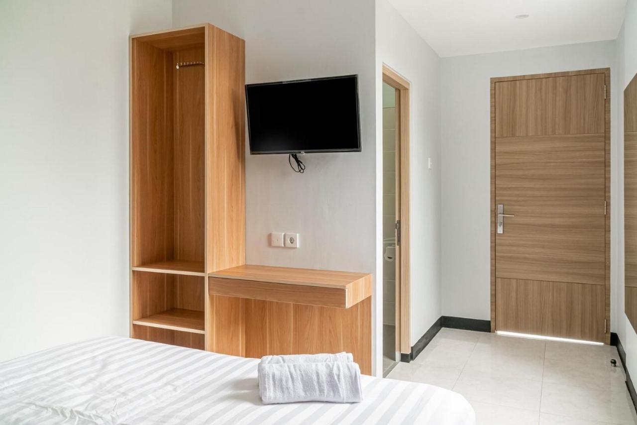 Hotel Reddoorz Near Puri Indah Lippo Mall 2 2*