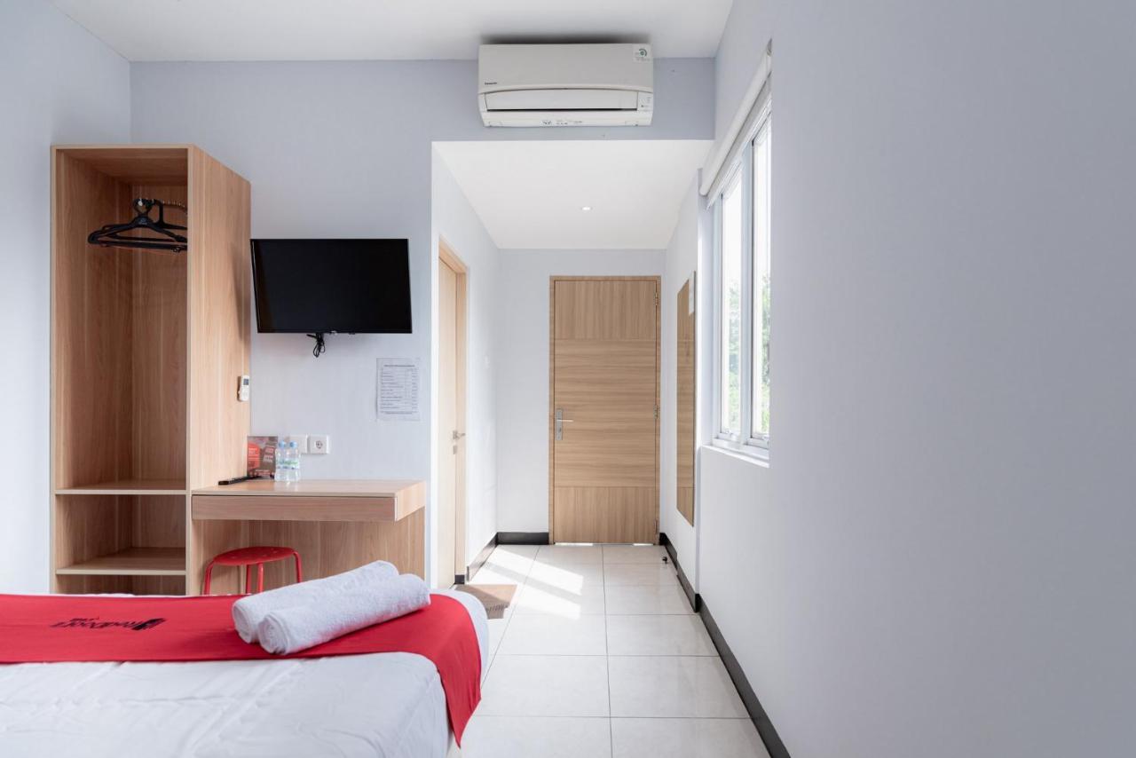 Hotel Reddoorz Near Puri Indah Lippo Mall 2