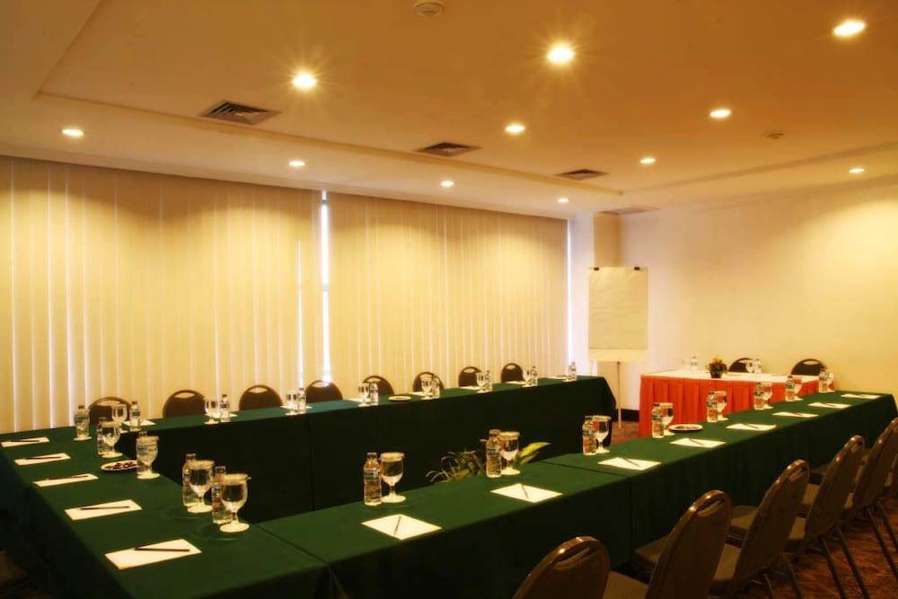 The Acacia Hotel 4*