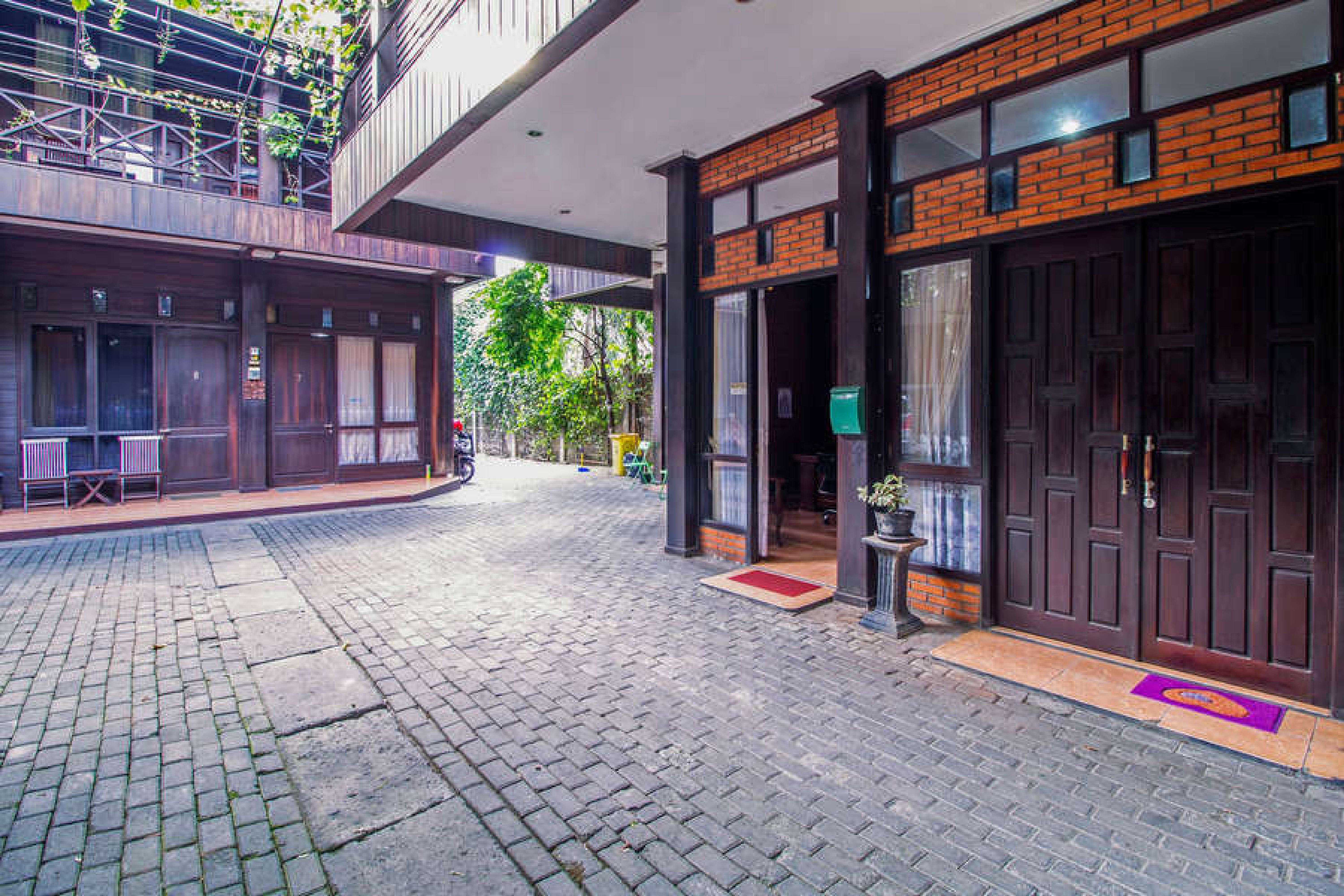 Reddoorz @ Cilandak Timur 2*