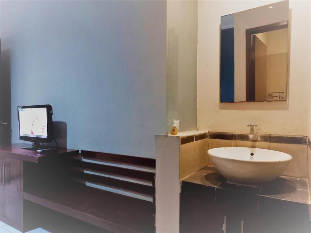 Hotel N *