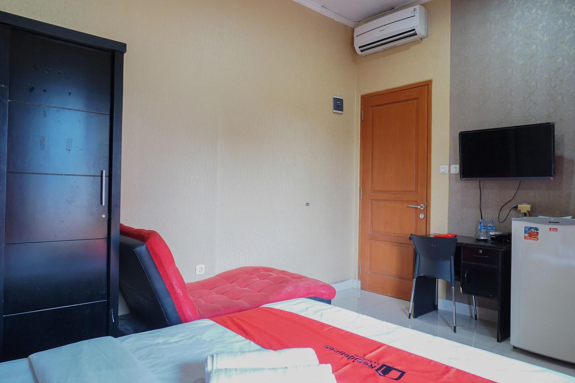 Guest house Reddoorz Near Kemang Square 2*