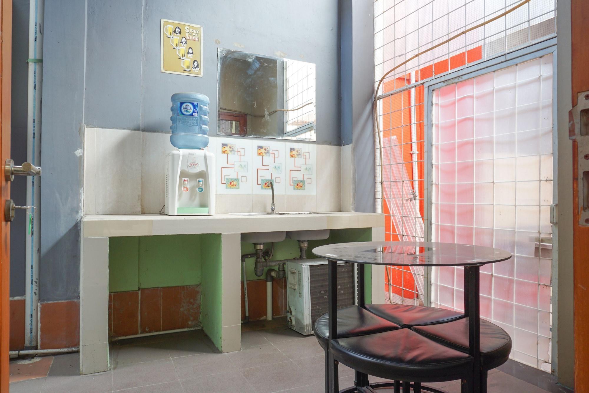 Guest house Reddoorz Near Kemang Square 2*
