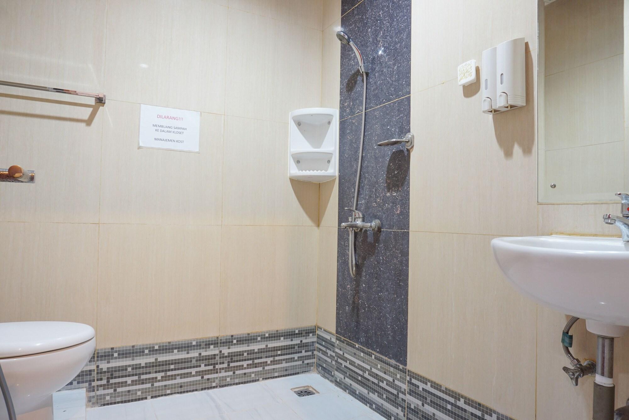 Reddoorz Near Kemang Square Jakarta