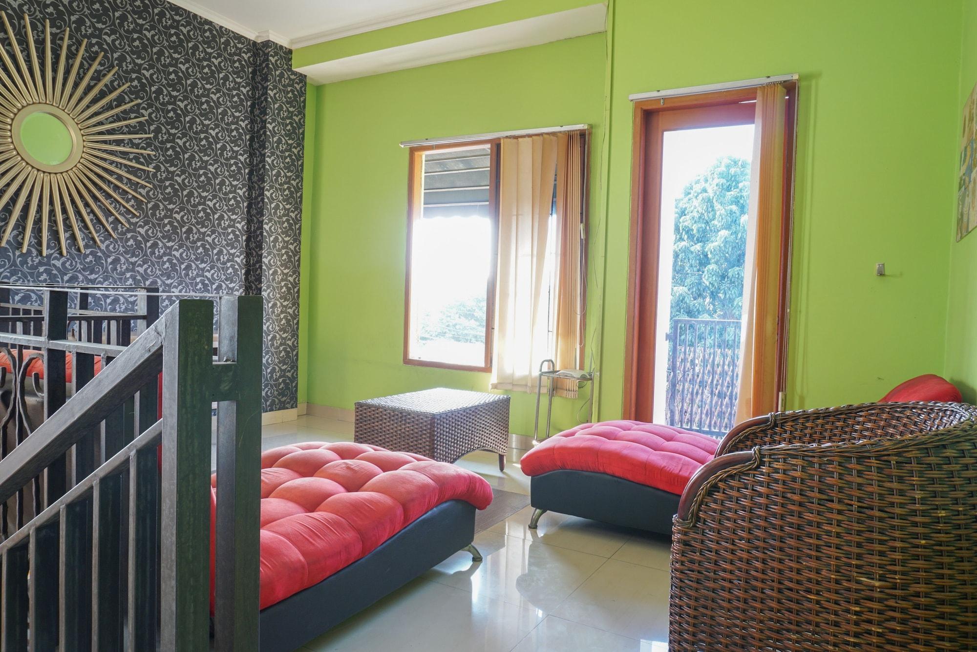 Guest house Reddoorz Near Kemang Square
