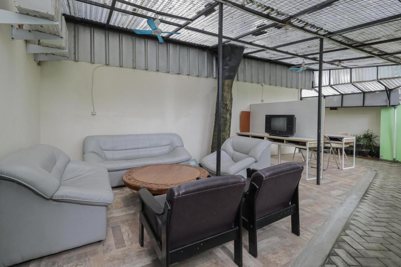 Khách sạn Reddoorz Near Rs Sari Asih Ciledug 2*
