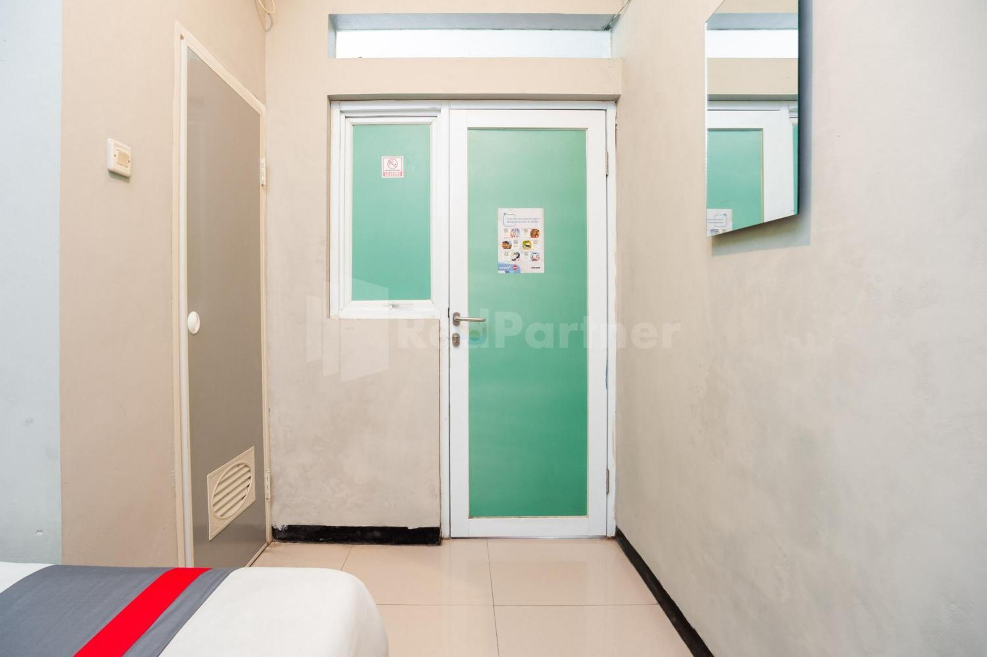 Hotel J&b Utan Kayu Mitra Reddoorz 2*