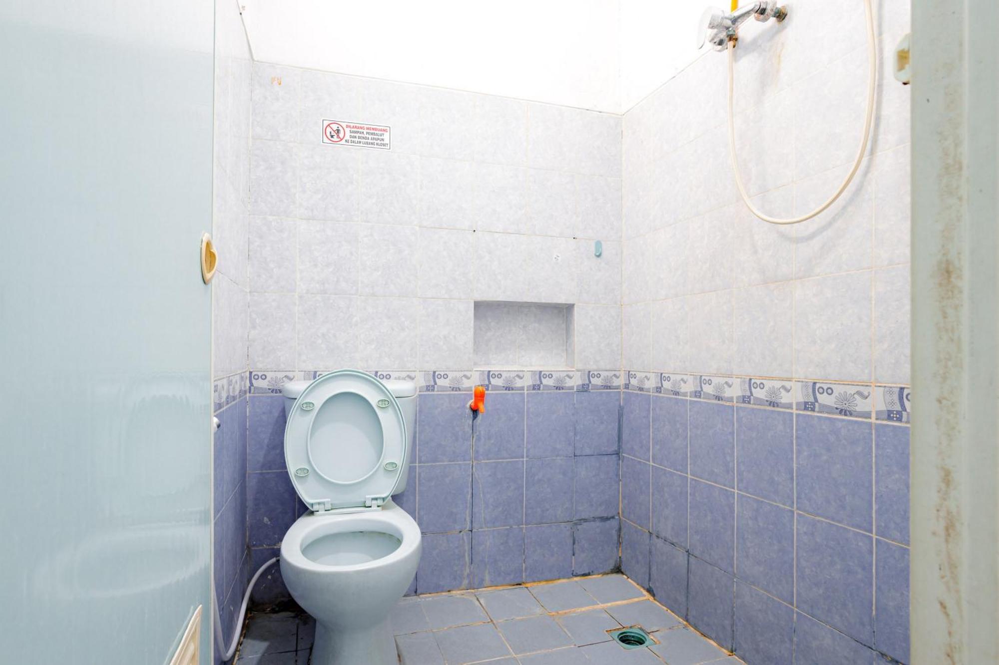J&b Tomang Mitra Reddoorz Hotel 2*