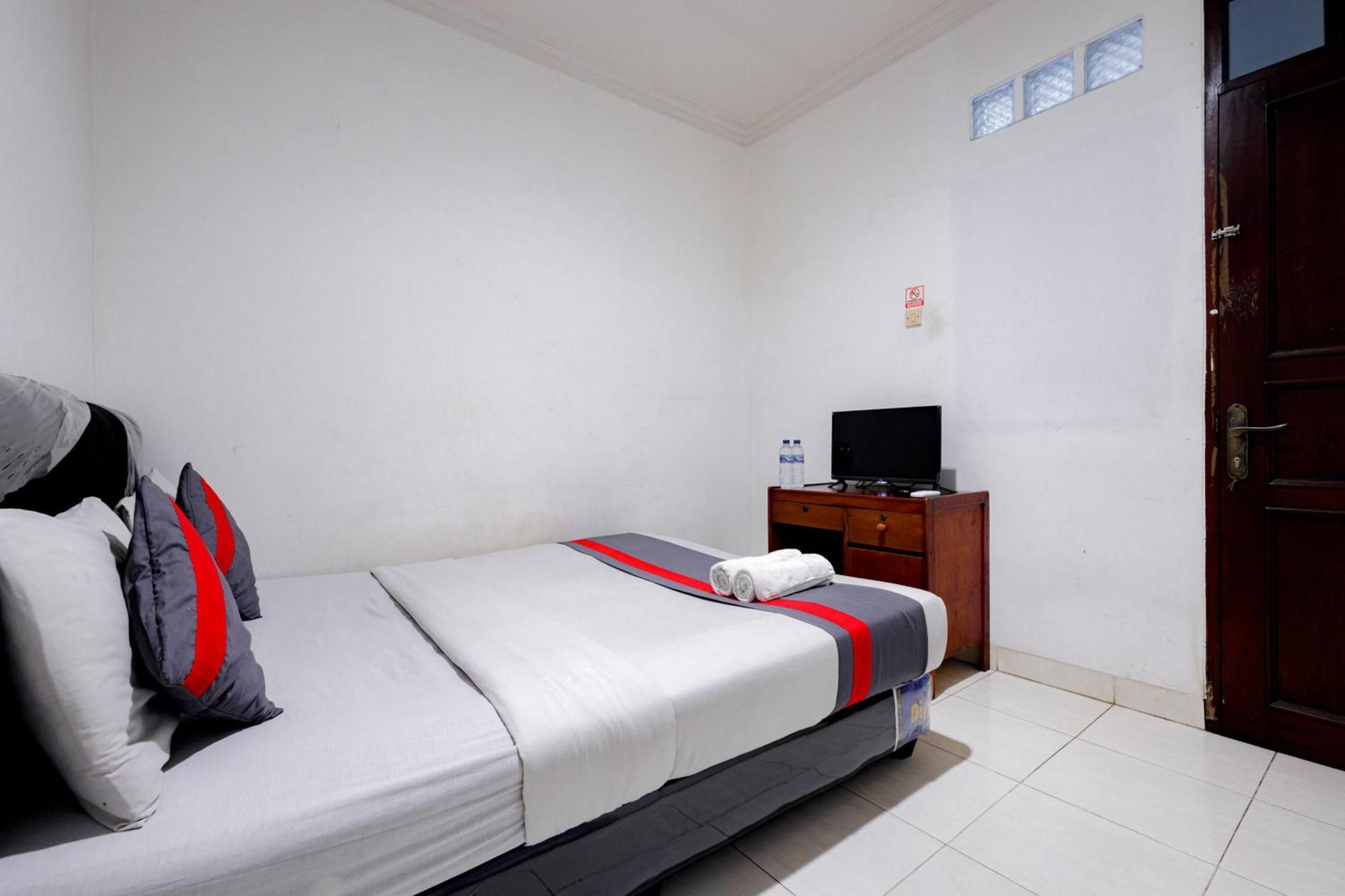 J&b Tomang Mitra Reddoorz Hotel