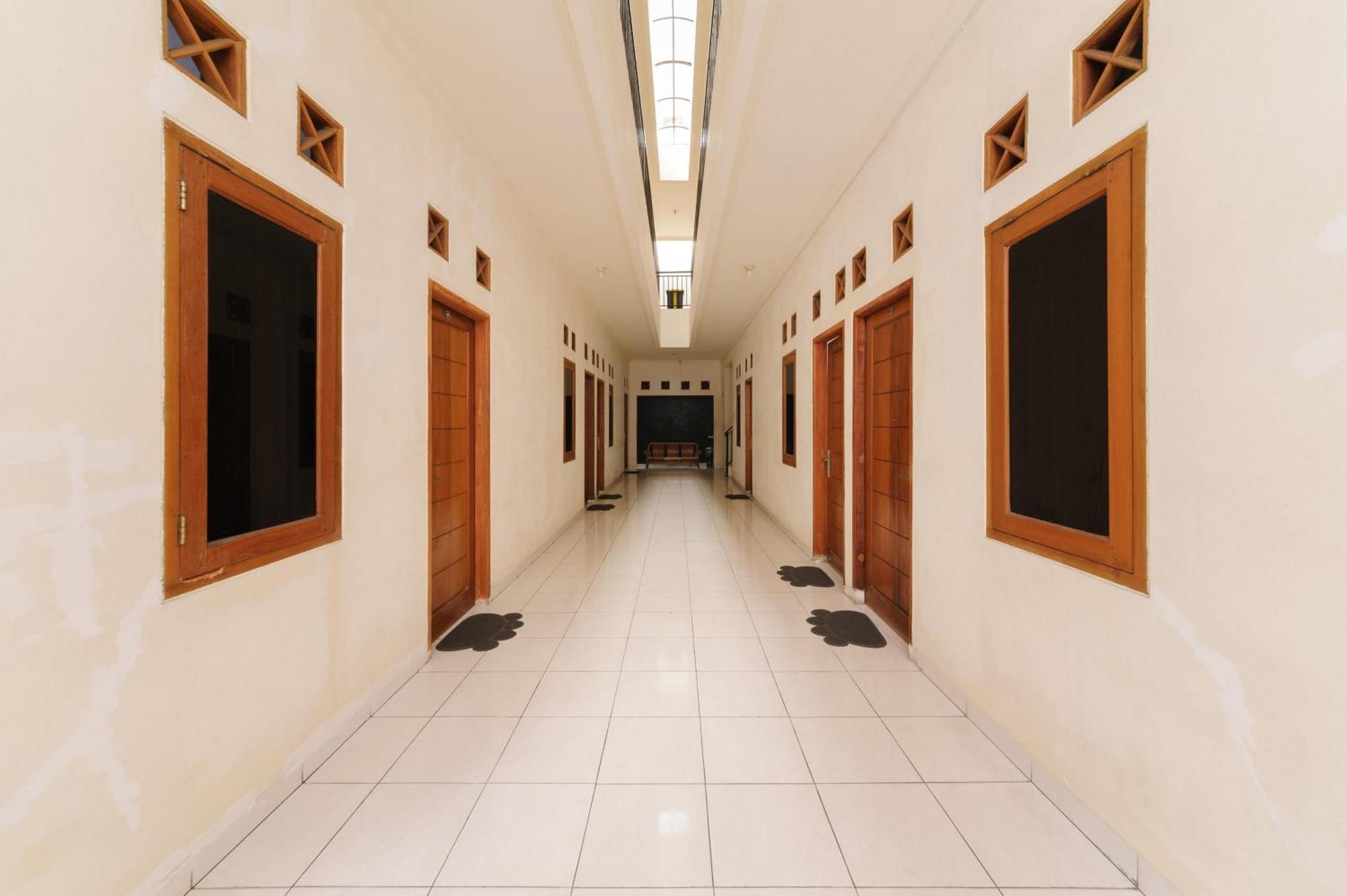 Nhà khách Reddoorz At Meruya Utara Jakarta