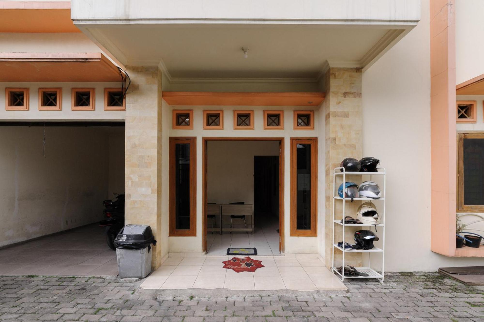 Reddoorz At Meruya Utara Nhà khách *