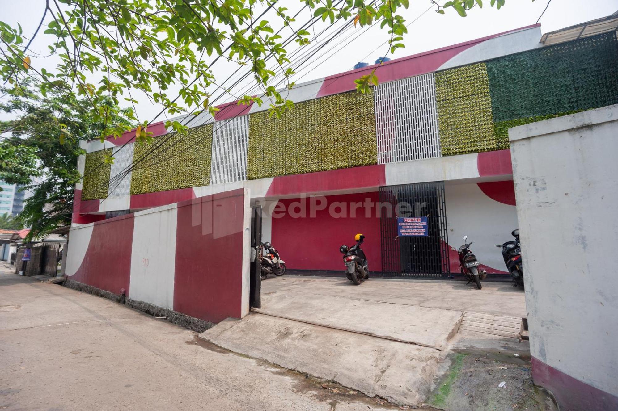 J&b Utan Kayu Mitra Reddoorz Hotel