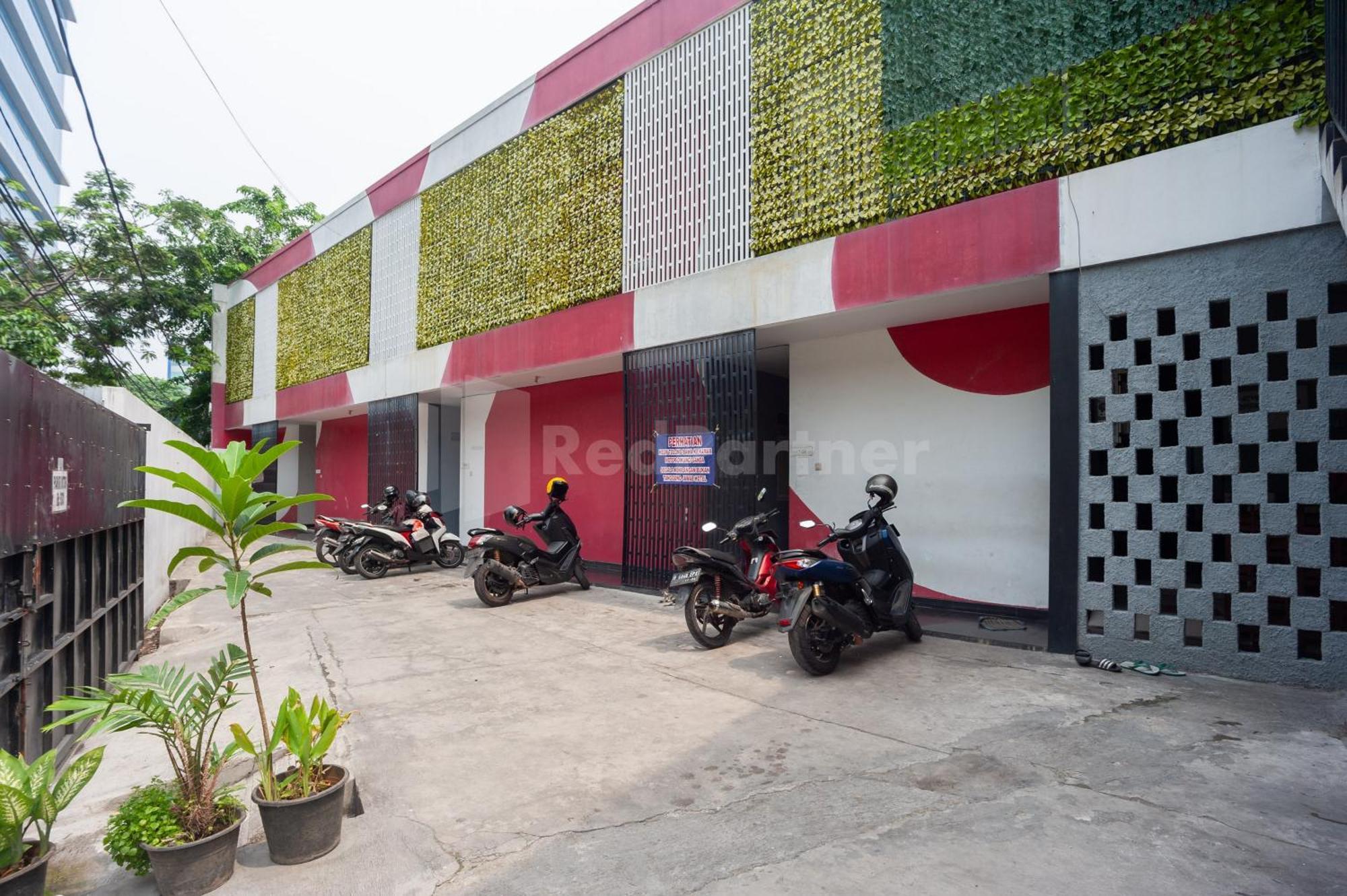 Hotel J&b Utan Kayu Mitra Reddoorz Jakarta