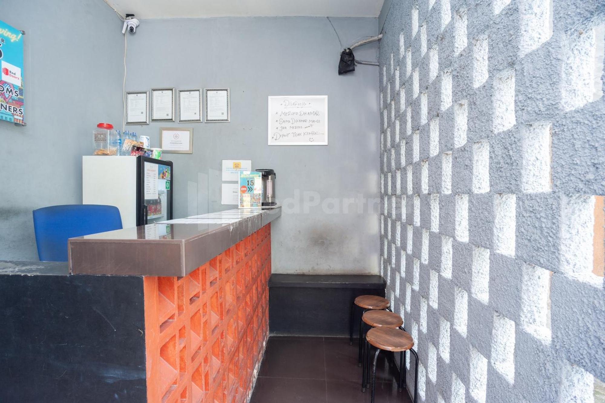 J&b Utan Kayu Mitra Reddoorz Jakarta