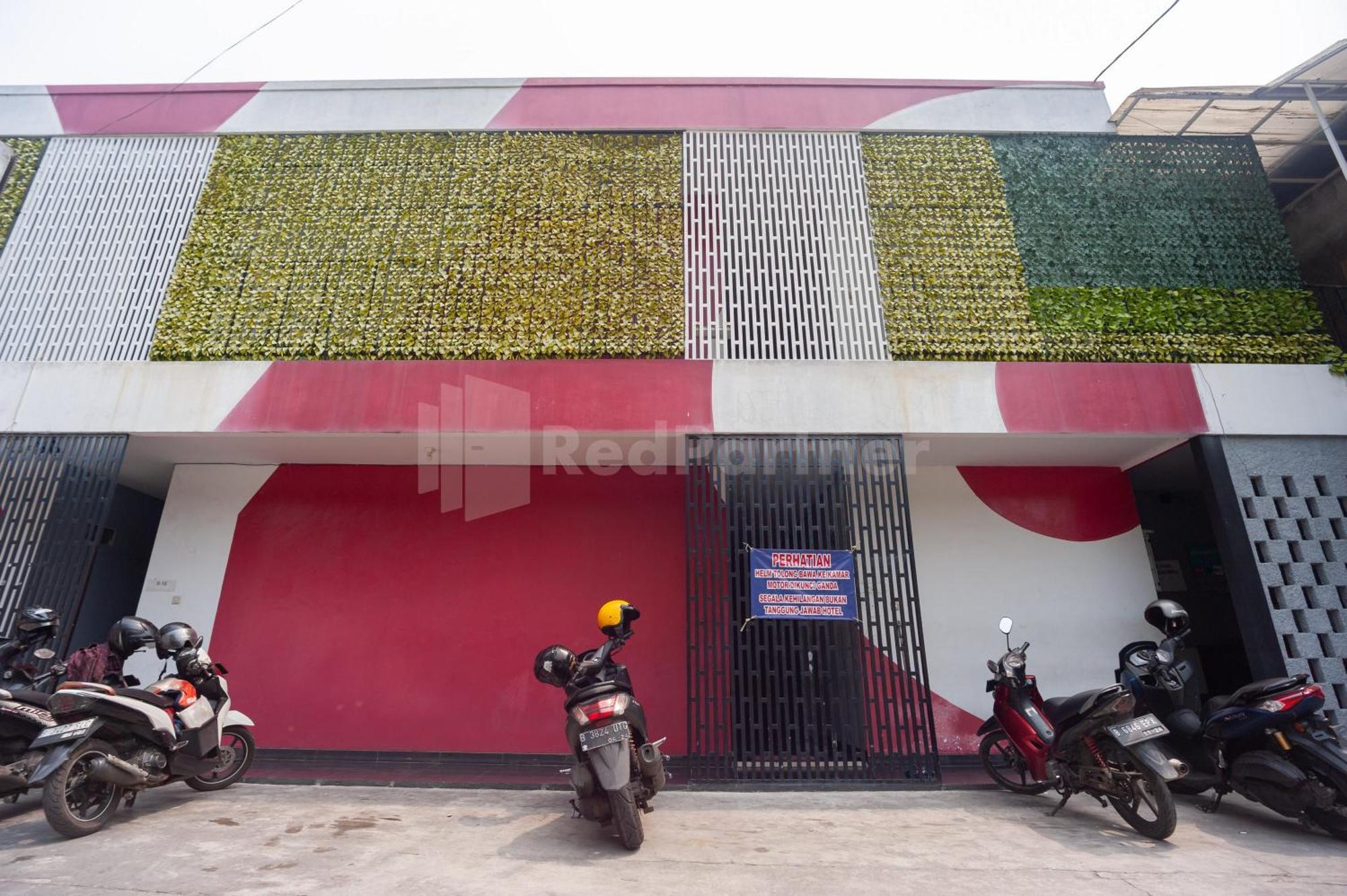 Hotel J&b Utan Kayu Mitra Reddoorz Jakarta