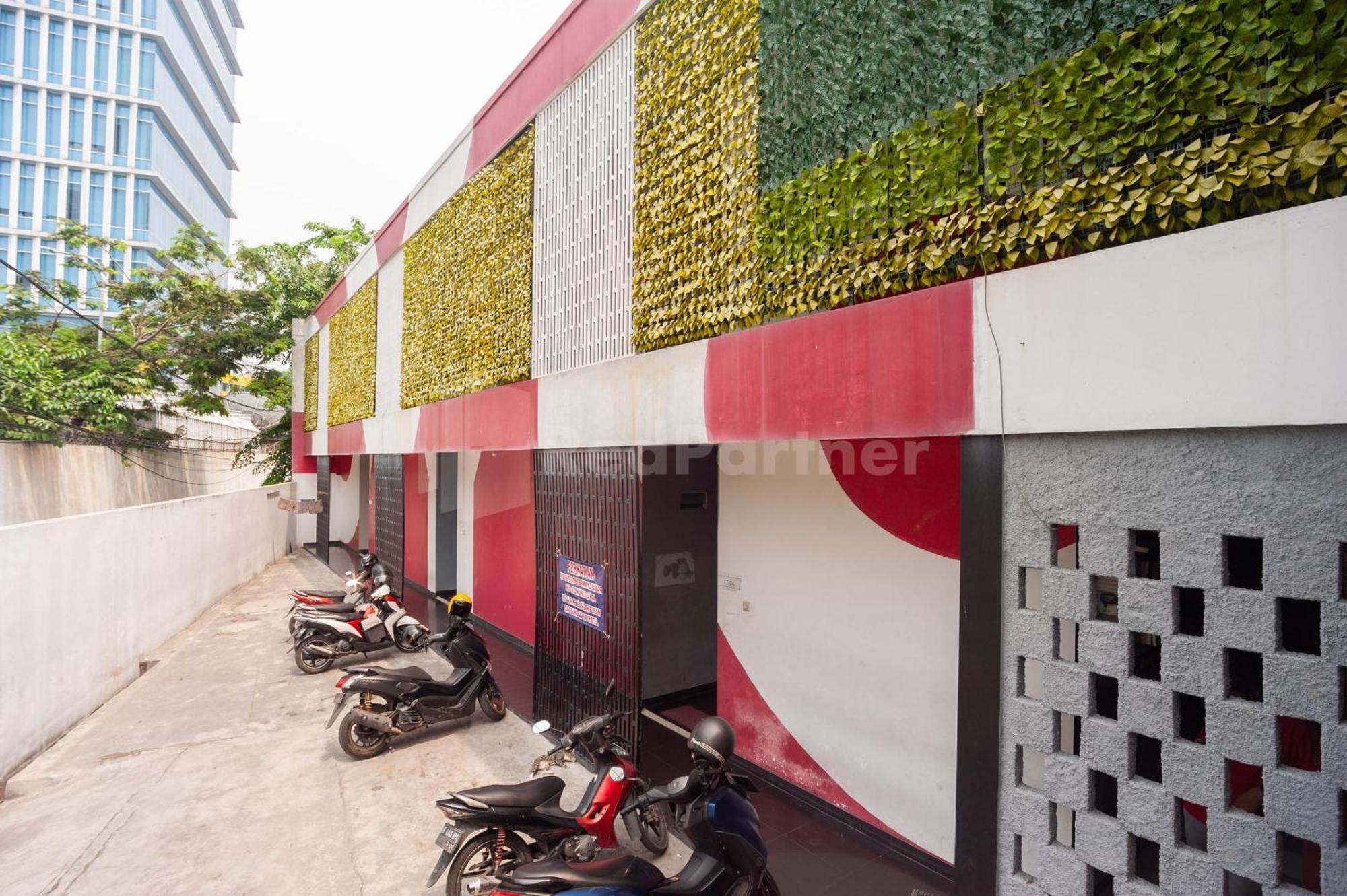 J&b Utan Kayu Mitra Reddoorz Jakarta