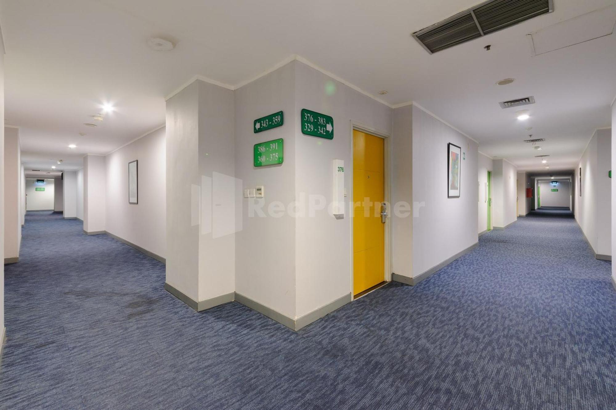 Metro Near Kota Tua Mitra Reddoorz Hotel 3*
