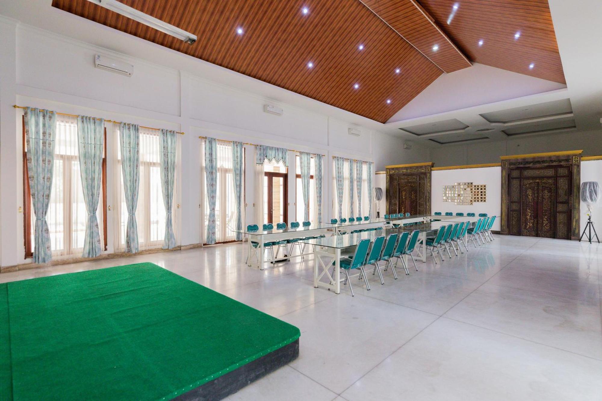 Gasthuis Reddoorz Premium Near Stasiun Lenteng Agung