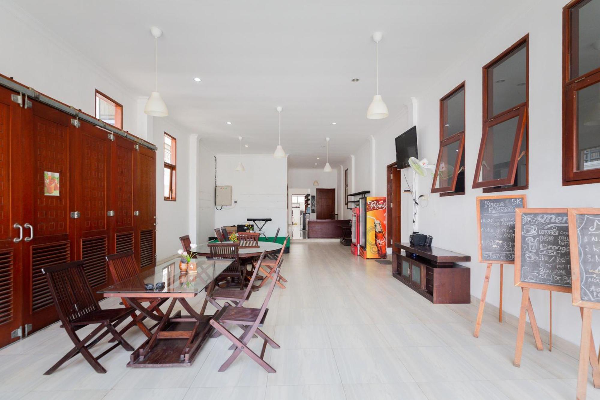 Reddoorz Premium Near Stasiun Lenteng Agung Gasthuis Jakarta