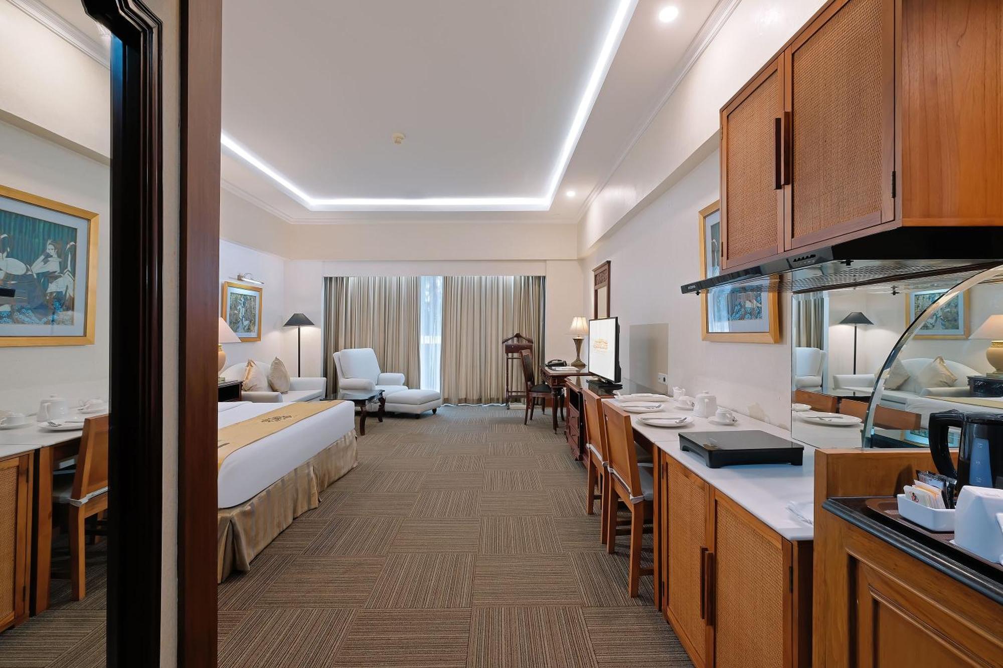 Sunlake Waterfront & Convention Hotel